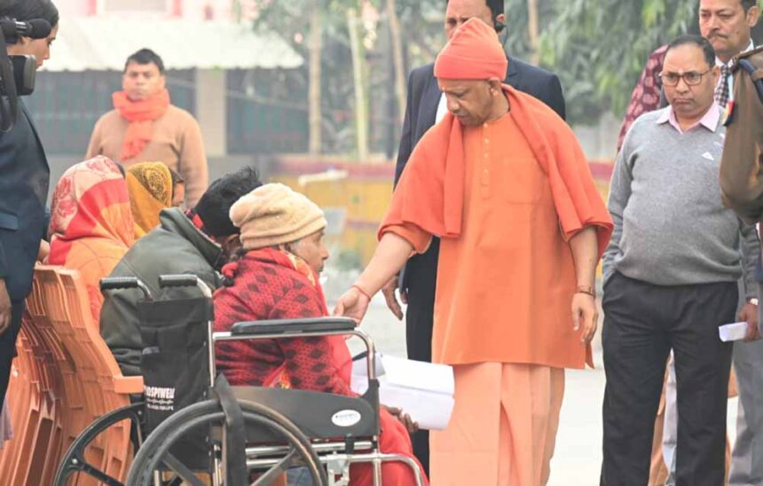 गोरखनाथ मंदिर में मुख्यमंत्री ने किया जनता दर्शन का आयोजन, करीब 150 लोगों से मुल