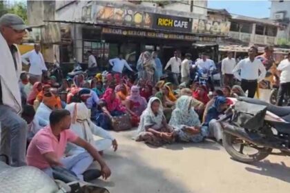 3 करोड़ की हेराफेरी से हड़कंप: महीनों से लापता ब्रांच मैनेजर, ग्रामीणों का जोरदा