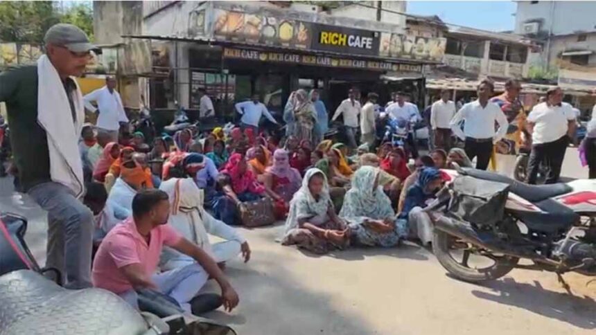 3 करोड़ की हेराफेरी से हड़कंप: महीनों से लापता ब्रांच मैनेजर, ग्रामीणों का जोरदा