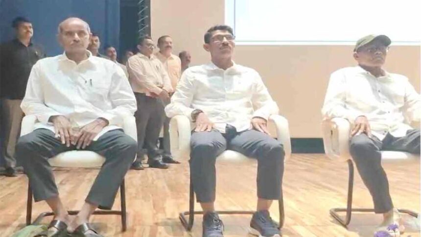 नक्सल मोर्चे पर बड़ी सफलता: पहली बार देवजी सहित दो शीर्ष माओवादी नेताओं ने डाले