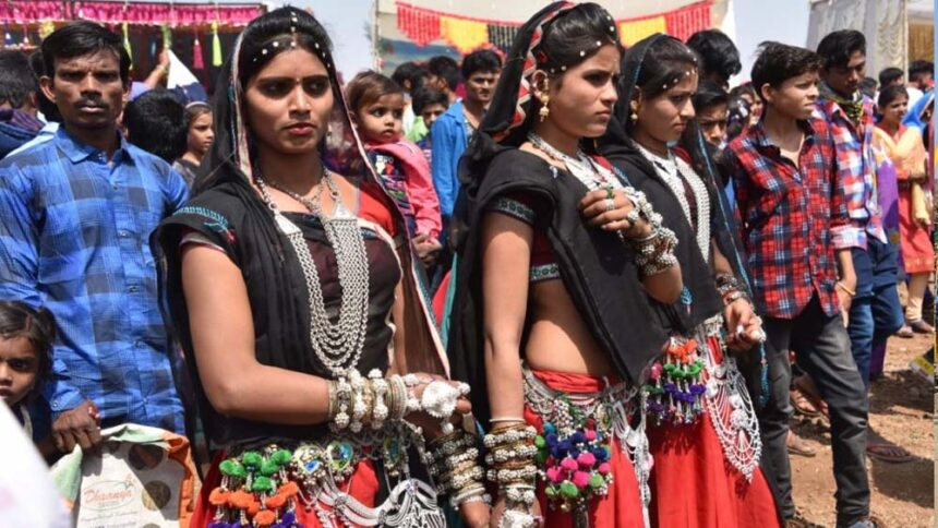 आलीराजपुर में भगोरिया पर्व धूमधाम से मनाया गया, आदिवासी महिलाएं चांदी के आभूषणों