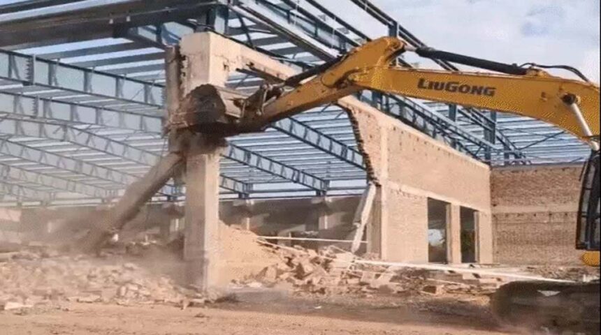 उज्जैन में शंकराचार्य मठ पर बुलडोजर की कार्रवाई, धर्मशालाएं भी तोड़ी जा रही, सिं