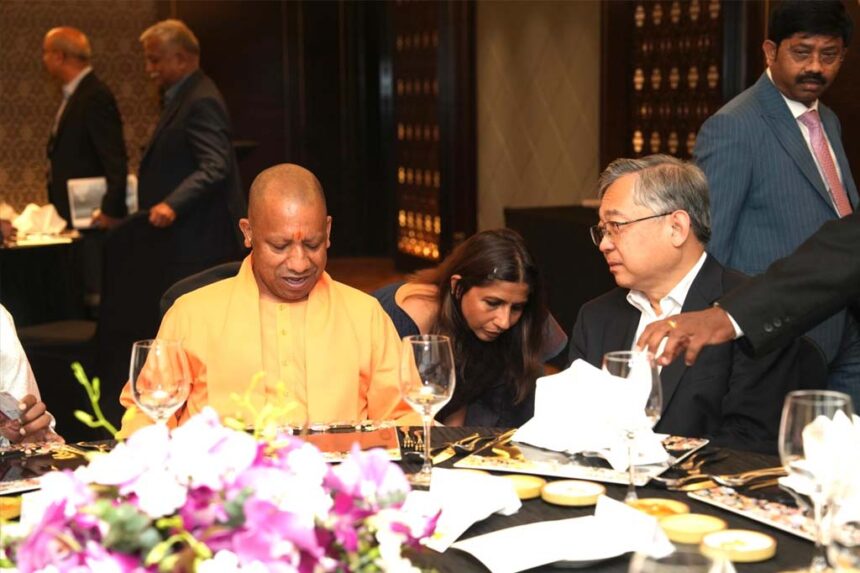 सीएम योगी ने सिंगापुर के शीर्ष नेताओं से मुलाकात, एक ट्रिलियन डॉलर अर्थव्यवस्था