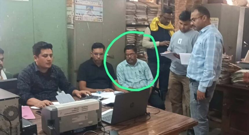 रिश्वत लेते रंगे हाथ पकड़ा गया जिला पंचायत का लिपिक, कटनी में लोकायुक्त ने किया