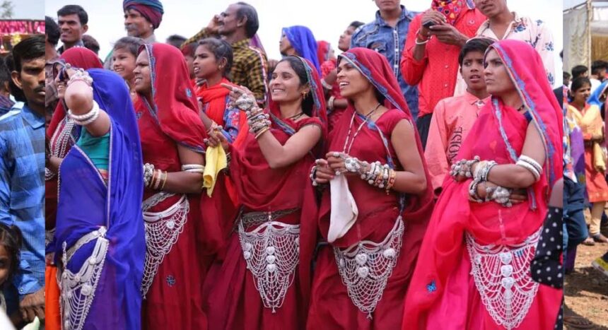 भगोरिया हाट में मची उत्सव की रौनक, युवा और बुजुर्ग पारंपरिक अंदाज में हुए शामिल 1 भगोरिया हाट में मची उत्सव की रौनक, युवा और बुजुर्ग पारंपरिक अंदाज में हुए शामिल