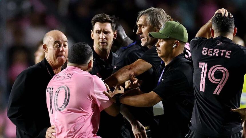 शर्टलेस फैन के कारण मचा हंगामा, लियोनेल मेसी पिच पर गिर पड़े 1 शर्टलेस फैन के कारण मचा हंगामा, लियोनेल मेसी पिच पर गिर पड़े