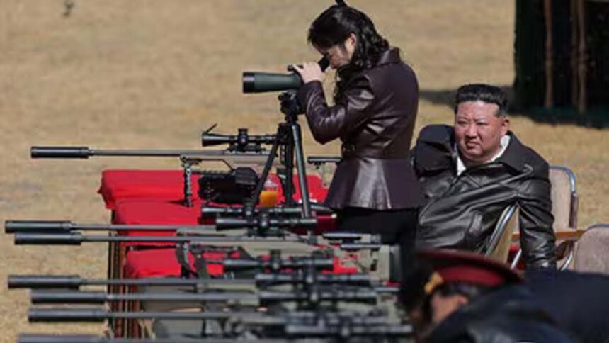 किम जोंग उन ने अधिकारियों को गिफ्ट की स्नाइपर राइफल, बेटी ने भी दिखाया निशाना लग