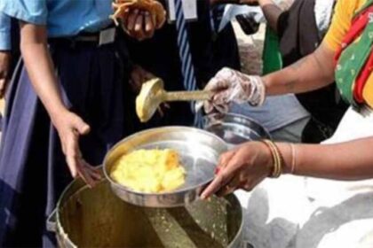 मिड-डे मील के बाद हड़कंप: 70 से अधिक बच्चे बीमार, एक की हालत गंभीर