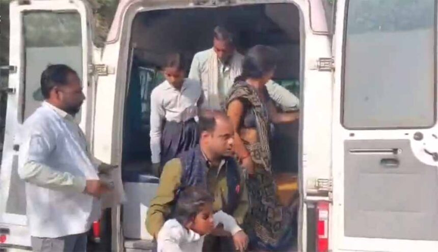 दवा वितरण के बाद बड़ा हादसा: स्कूल के 100+ बच्चे अस्पताल पहुंचाए गए
