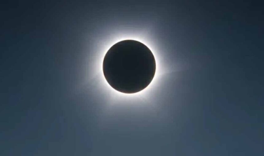 क्या सूर्य ग्रहण के समय सूर्य देव को अर्घ्य देना चाहिए? जानिए शास्त्रीय मान्यताए