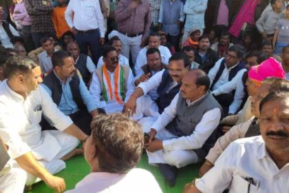 आदिवासी युवक की मौत पर सियासी घमासान: एसडीएम पर आरोप, एक करोड़ मुआवजा व नौकरी की