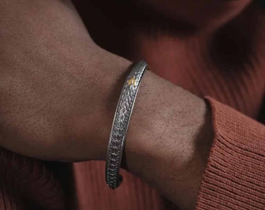 क्या आपकी राशि के लिए सही है चांदी का कड़ा? पहनने से पहले जान लें ये जरूरी बातें