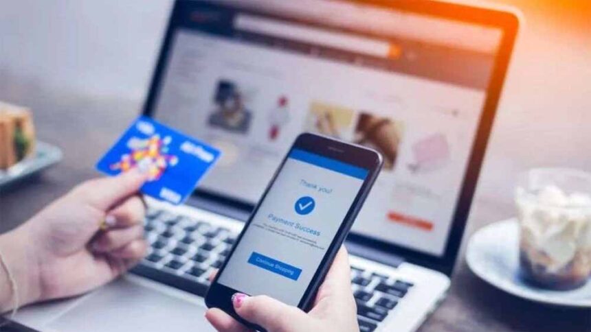 ऑनलाइन खरीदारी करते समय डेबिट कार्ड यूज करना क्यों है रिस्की? वजह जानकर चौंक जाए