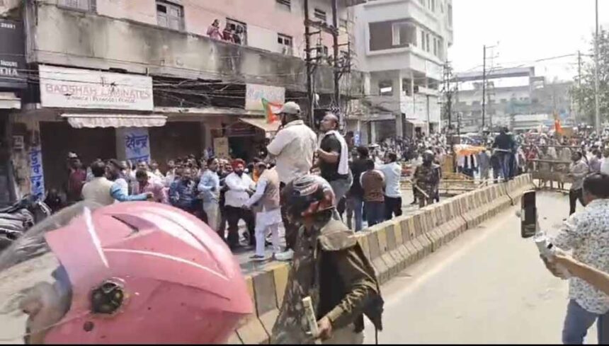 राजनीतिक तनाव ने लिया उग्र रूप, भाजपा और कांग्रेस कार्यकर्ताओं के बीच पथराव 1 राजनीतिक तनाव ने लिया उग्र रूप, भाजपा और कांग्रेस कार्यकर्ताओं के बीच पथराव