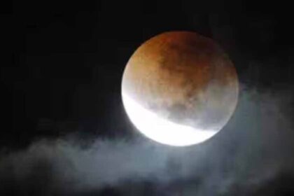 ग्रहण समाप्त होते ही क्या करें? घर, मंदिर और रसोई के शुद्धिकरण के आसान उपाय