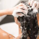 हफ्ते में कितनी बार बाल धोना चाहिए? जानिए ऑयली, ड्राई और नॉर्मल हेयर के सही नियम