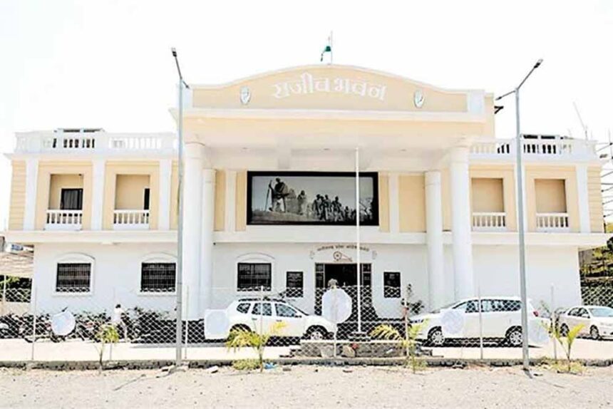 ‘मैं जीवित हूं’ का विरोध प्रदर्शन: वोटर लिस्ट से नाम हटाने पर कांग्रेस भवन में ह