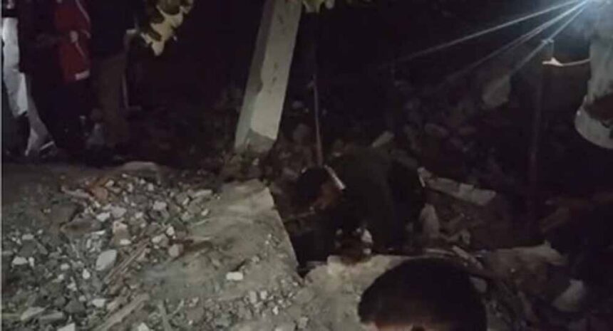 भयानक हादसा: रातों-रात गिरी तीन मंजिला इमारत, दो लोगों की जान गई, 13 को अस्पताल