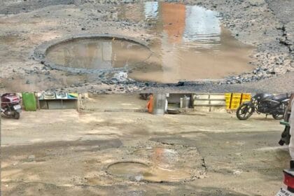 बड़वानी नगर पालिका बनी मूकदर्शक, सिवरेज लाइन ने शहर को बनाया छलनी