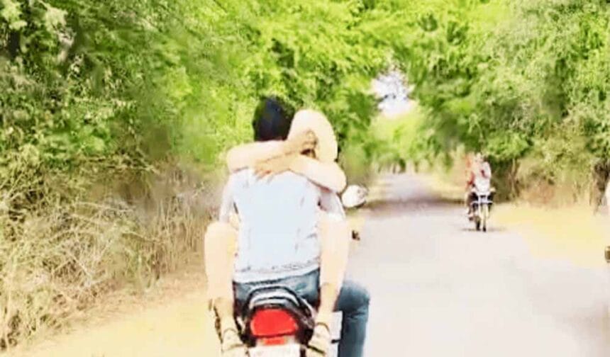 गर्लफ्रेंड-बॉयफ्रेंड ने बाइक पर दिखाया हैरतअंगेज स्टंट, सुरक्षा कानूनों की अनदेख