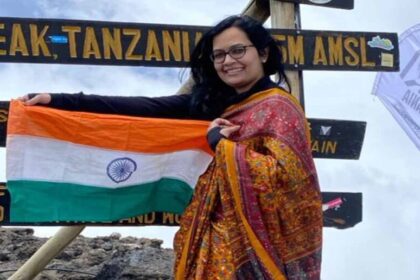 इंदौर की आंकाक्षा ने किलिमंजारो चोटी पर चढ़कर साड़ी में लहराया तिरंगा, 19,000 फी