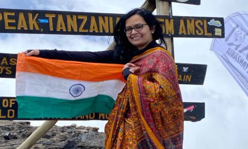 इंदौर की आंकाक्षा ने किलिमंजारो चोटी पर चढ़कर साड़ी में लहराया तिरंगा, 19,000 फी