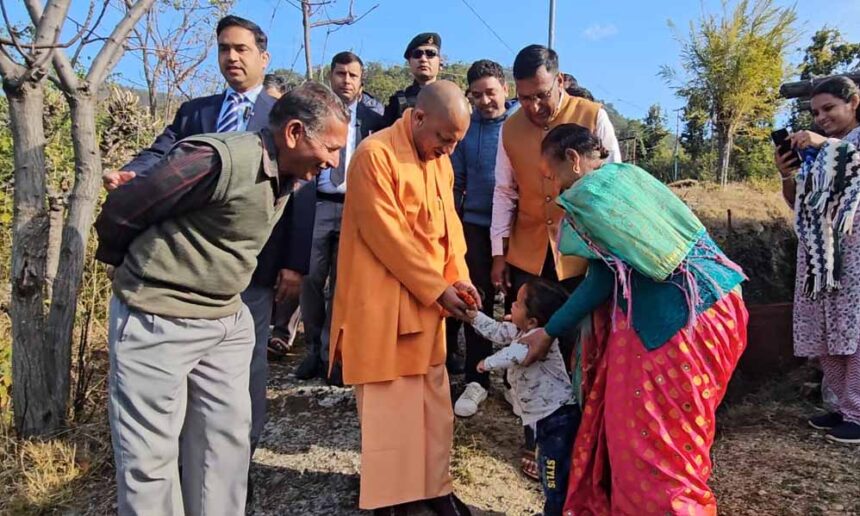 बच्चों के बीच उमड़ा ‘बाबा’ का बालप्रेम, मुख्यमंत्री योगी आदित्यनाथ ने उत्तराखंड