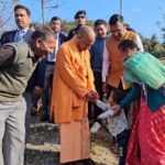 बच्चों के बीच उमड़ा ‘बाबा’ का बालप्रेम, मुख्यमंत्री योगी आदित्यनाथ ने उत्तराखंड