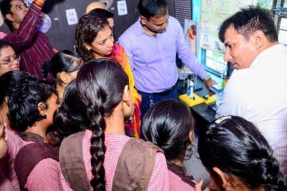 बालिकाओं को मिल रहा ब्रह्मांड के रहस्यों को जानने का अवसर