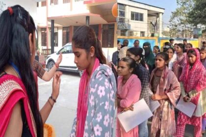 बिहार में मैट्रिक परीक्षा देने कड़ी सुरक्षा के बीच सेंटरों में पहुंचे छात्र