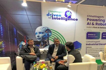 देश के पहले एआई डाटा सेंटर पार्क की दी जा रही जानकारी