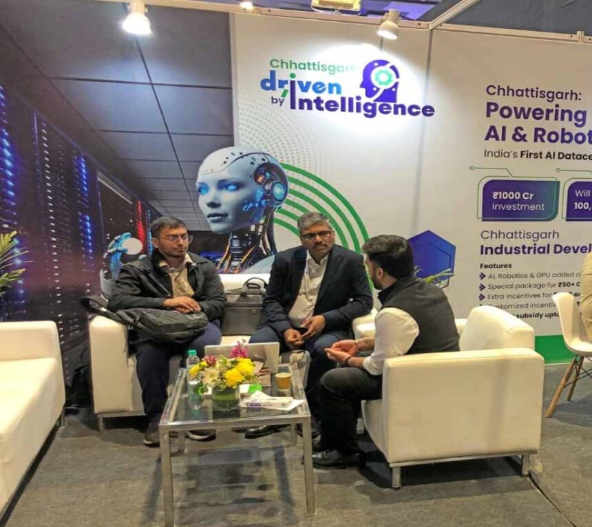 देश के पहले एआई डाटा सेंटर पार्क की दी जा रही जानकारी