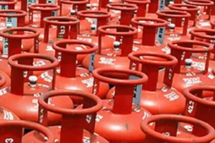 बजट से पहले 50 रुपये महंगा हुआ एलपीजी सिलेंडर