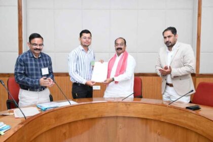 उप मुख्यमंत्री ने केमिस्ट के पद पर चयनितों को सौंपे नियुक्ति पत्र