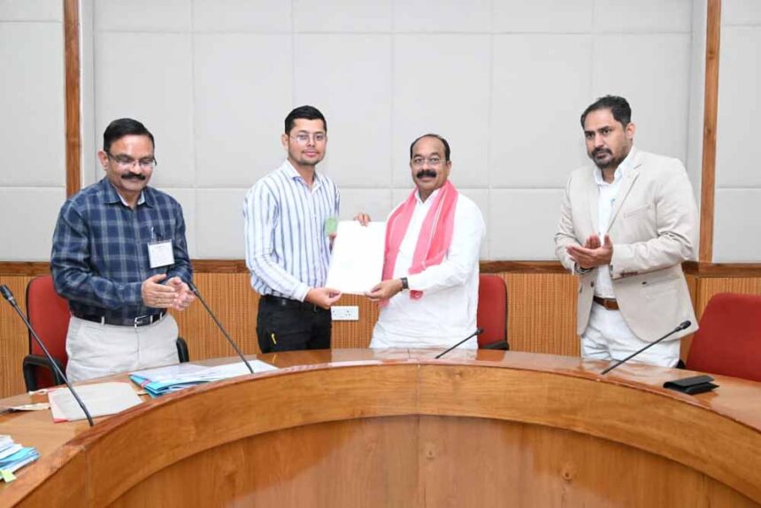 उप मुख्यमंत्री ने केमिस्ट के पद पर चयनितों को सौंपे नियुक्ति पत्र