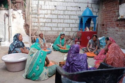 विभिन्न रंगों और आकर्षक पैकेजिंग के साथ समूह द्वारा निर्मित हर्बल गुलाल