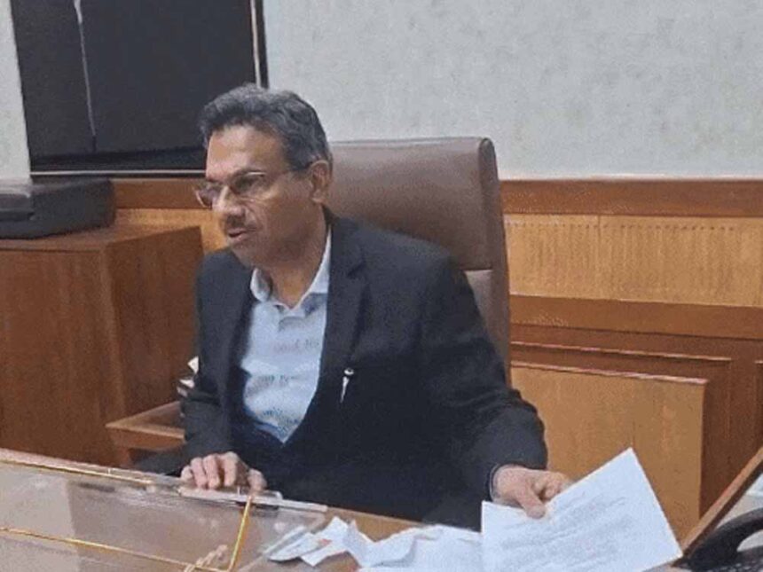 हार्ट सर्जरी के 24 दिन बाद नौकरी पर लौटे मुख्य सचिव अनुराग रस्तोगी