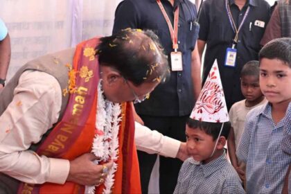 मुख्यमंत्री साय ने बच्चों संग बांटी खुशियाँ, मुस्कान बना सबसे खास तोहफा