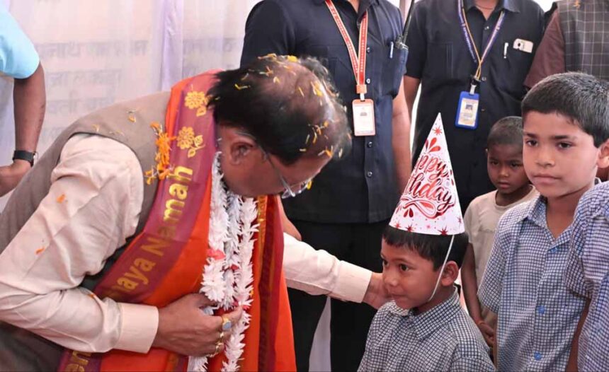मुख्यमंत्री साय ने बच्चों संग बांटी खुशियाँ, मुस्कान बना सबसे खास तोहफा