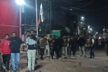 लाउड स्पीकर पर आरती पर दो पक्षों में जमकर पथराव