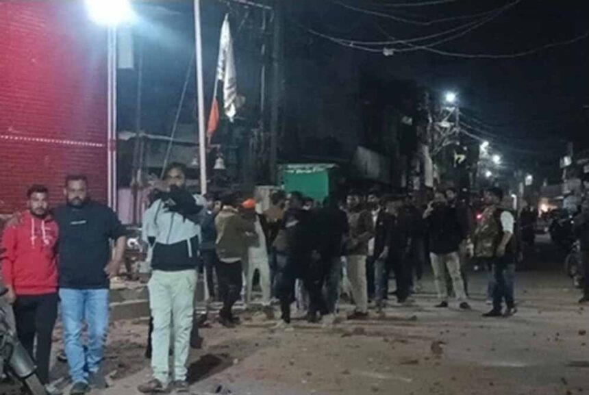 लाउड स्पीकर पर आरती पर दो पक्षों में जमकर पथराव