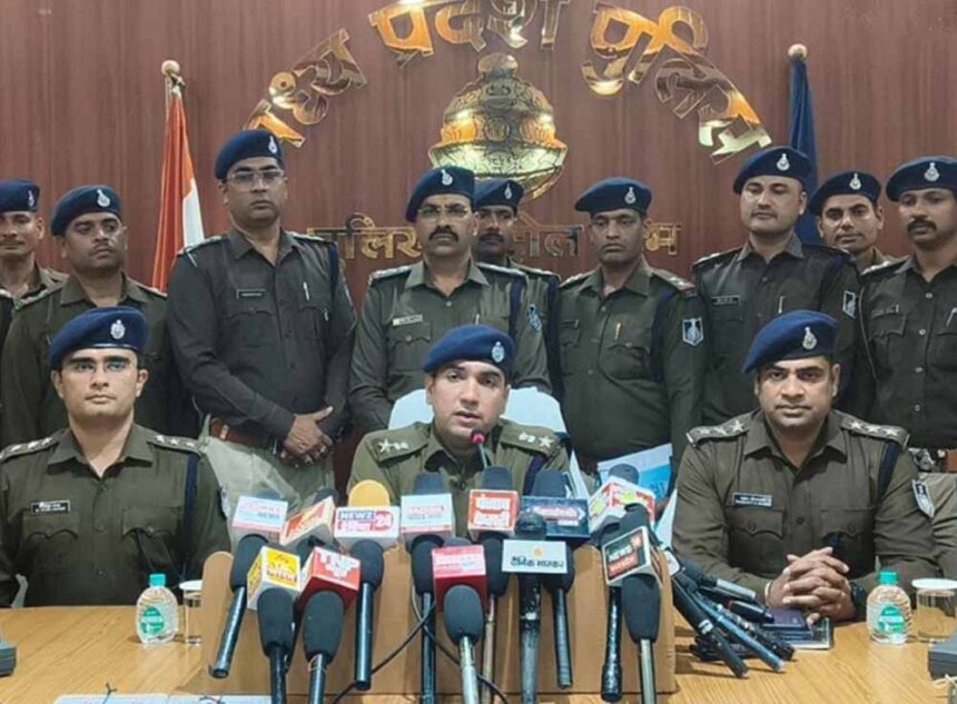 गांव में बैठकर चला रहे थे साइबर ब्लैकमेल गैंग, पुलिस की बड़ी कार्रवाई