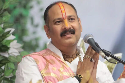 कथा सुनते-सुनते महिला हुई बेहोश, पंडित प्रदीप मिश्रा के कार्यक्रम में कार्डियक अ