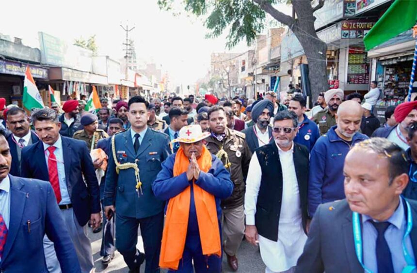 राज्यपाल ने नशे के खिलाफ पैदल मार्च कर AAP नेताओं पर साधा निशाना