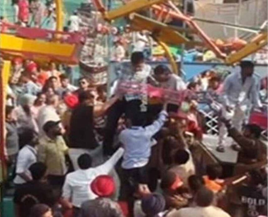 सरस मेले में झूला जाम होने से एक दर्जन बच्चे हवा में लटके