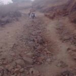 ग्रामीणों को हो रही आने जाने में असुविधा पहुंच मार्ग हुआ गड्ढे पत्थरों में तब्दी