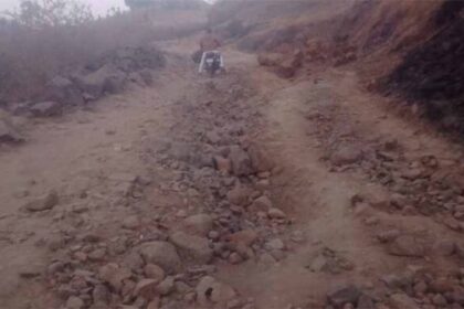 ग्रामीणों को हो रही आने जाने में असुविधा पहुंच मार्ग हुआ गड्ढे पत्थरों में तब्दी