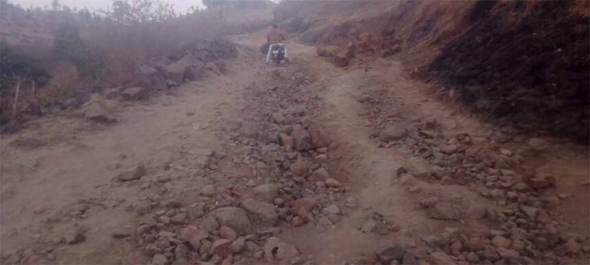 ग्रामीणों को हो रही आने जाने में असुविधा पहुंच मार्ग हुआ गड्ढे पत्थरों में तब्दी