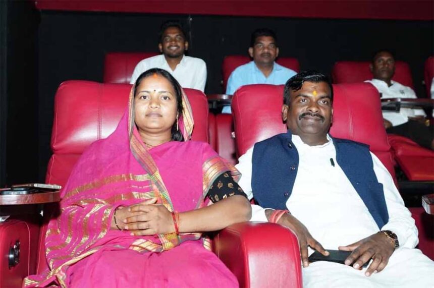 महिला बाल विकास मंत्री ने प्रथम दिवस देखी फिल्म, युवाओं से की प्रेरणा लेने की अप