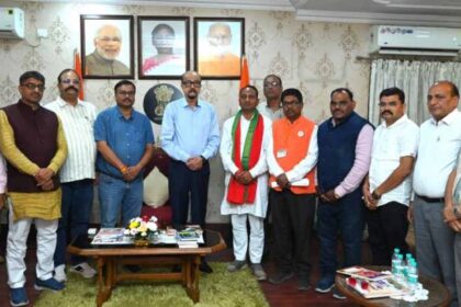 छत्तीसगढ़ रेडक्रॉस सोसायटी की नई टीम ने राज्यपाल डेका से की मुलाकात